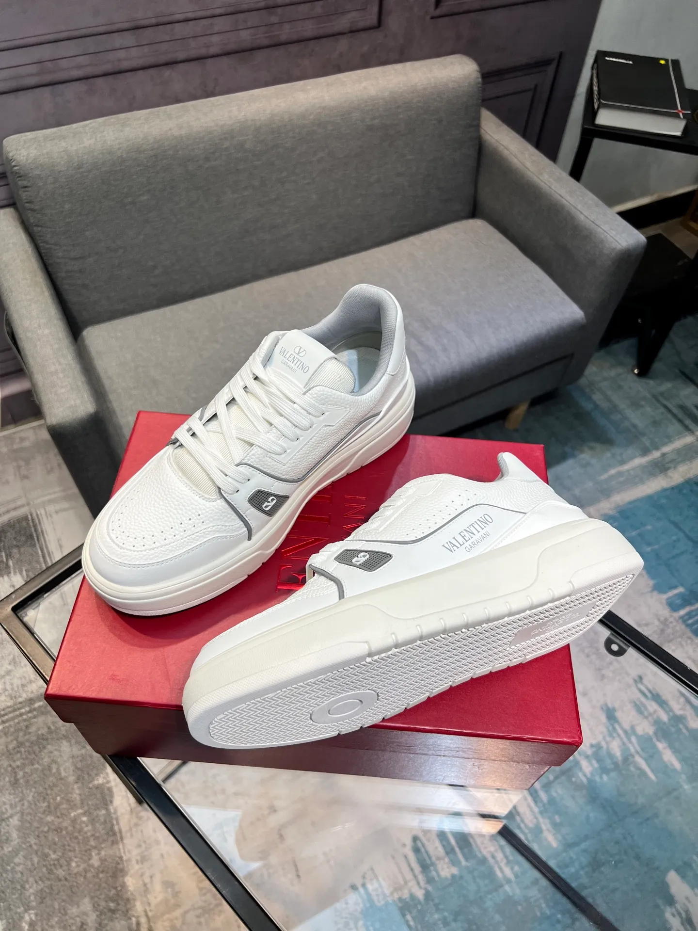 Men's men's shoes 💰660 𝑽𝒂𝒍𝒆𝒏𝒕𝒊𝒏𝒐 Valentino 𝑶𝒏𝒆𝑺𝒕𝒖𝒅 Couple's sneaker series Valentino 2025 latest couple's sneakers, celebrity style, hot sale. The original ZP was purchased and dismantled. Repeated pattern making and modification. I strive to restore the original version 1:1! Top luxury masterpiece, soft and comfortable, combining fashion and leisure, bringing excellent elegant texture and excellent on-foot comfort. Top purchase version upper: imported calfskin surface/original oil edge craftsmanship. Inner: water-dyed cowhide lining. Outsole: original development 𝐓𝐏𝐔 two-color combination outsole. Packaging: original configuration complete package. Code number: 35-44 yards. 34.45 can be customized. Can be customized (self-labeled-no label) order.